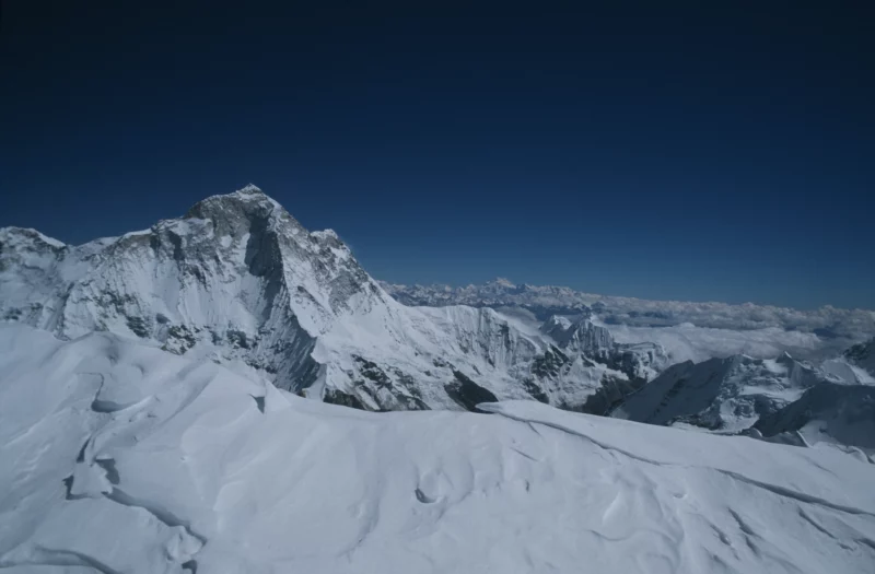 Noch wenige Schritte bis zum Gipfel, hinten der Kanchenjunga